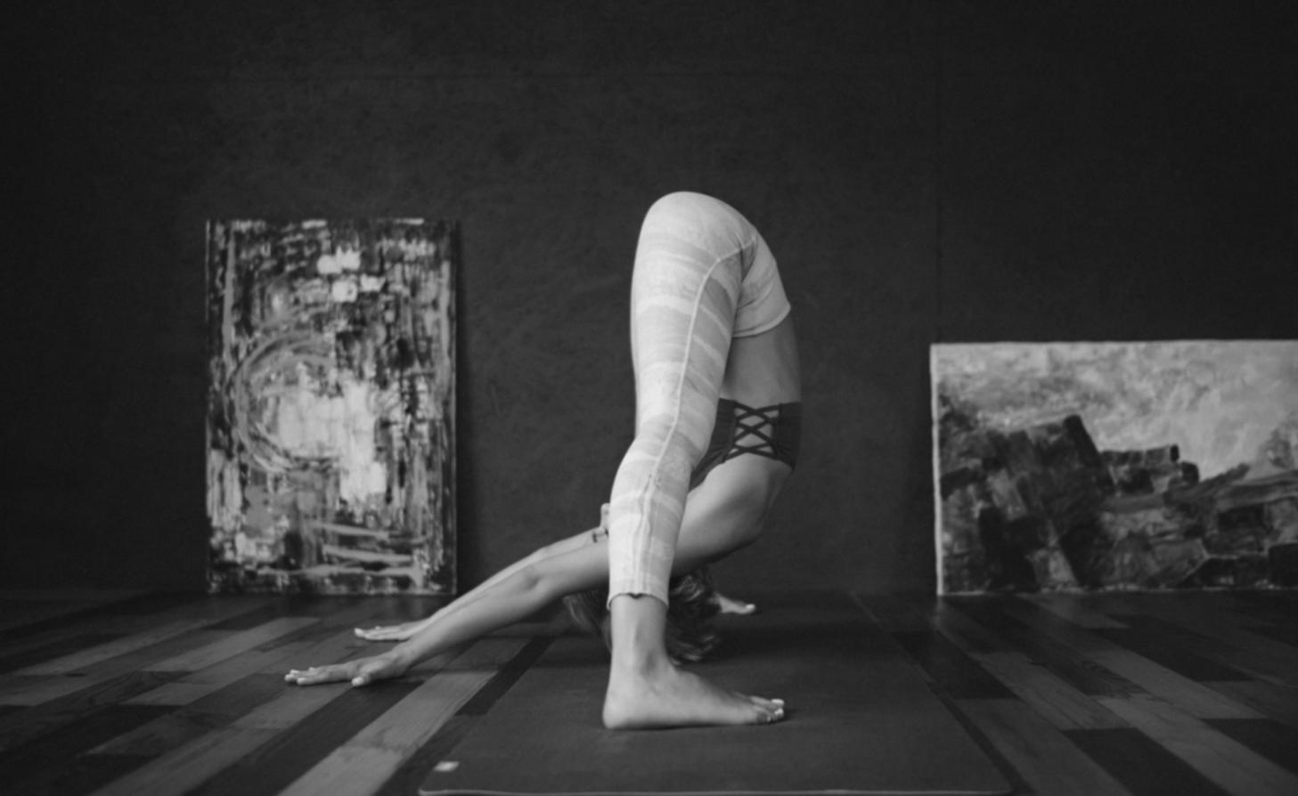 Sesión de yoga en pareja con estudiantes internacionales