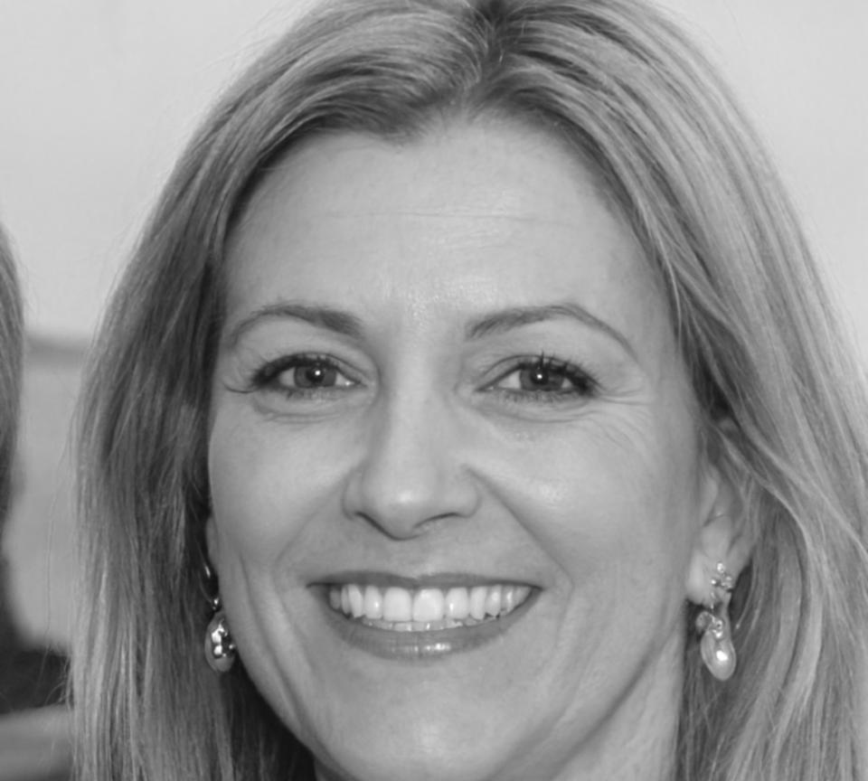 Instructora Paloma, experta en meditación y yoga restaurativo para parejas
