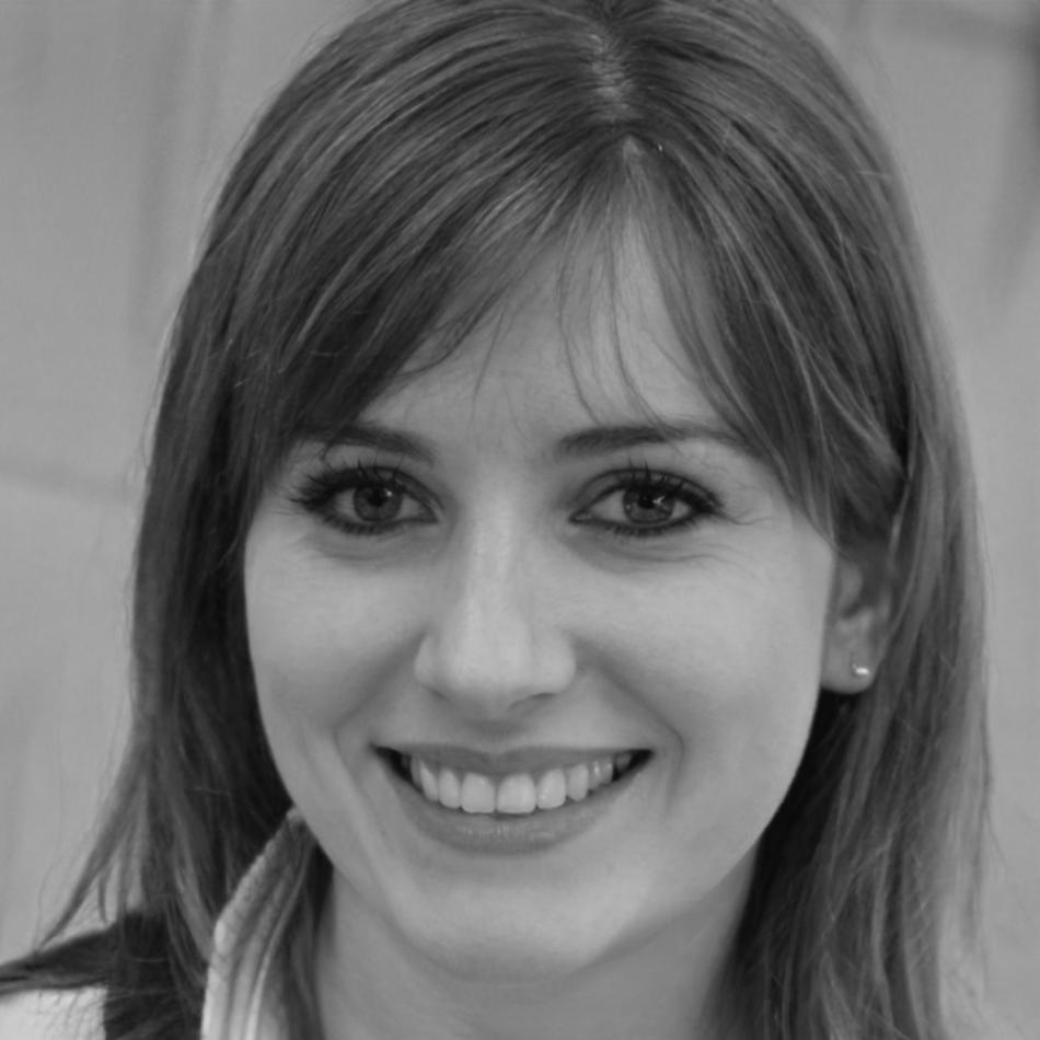 Retrato profesional de Esperanza Morales, instructora principal de yoga para parejas