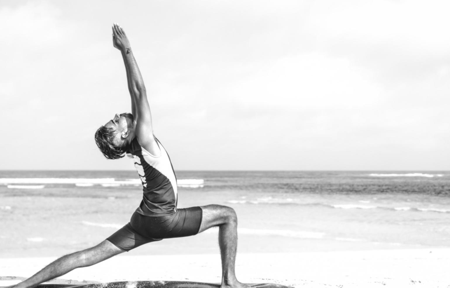 Ambiente de práctica de yoga en pareja en estudio especializado